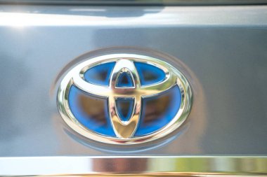 Samut Prakan, Tayland - 30 Nisan 2022: Toyota 'nın Hybrid modellerinde kullandığı mavi arka planlı özel marka logosunu kapat.