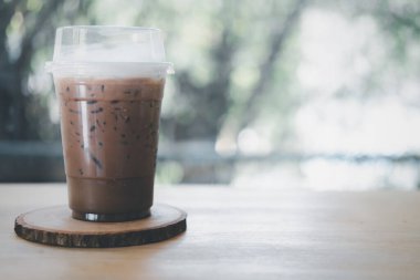 Plastik bardakta sütlü buzlu kahve.