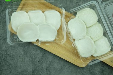 Tayland usulü tatlı: Khanom Thuay Tayland usulü tatlı, buharda pişmiş hindistan cevizi sütlü kremalı pudra.