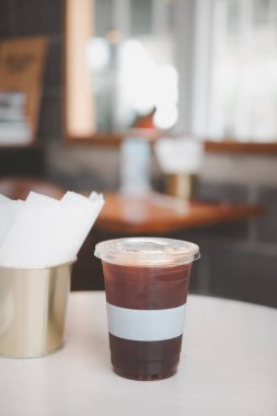 Plastik bardakta buzlu kahve americano. Öğleden sonra ve kahve molası.