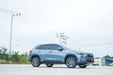 Bangkok, Tayland - 8 Mayıs 2022: 1.8 litrelik hibrit motorlu yepyeni Toyota Corolla Cross 'a yaklaşın.