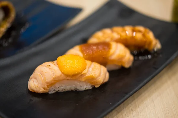 Salmon Aburi Sushi Japanese Sushi Restaurant Flame Grilled Salmon Sushi — Fotografie, imagine de stoc