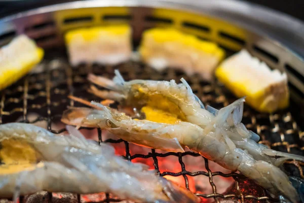 Close Raw Grilled Prawns Flaming Grill Being Grilled Grille Charcoal — Fotografie, imagine de stoc