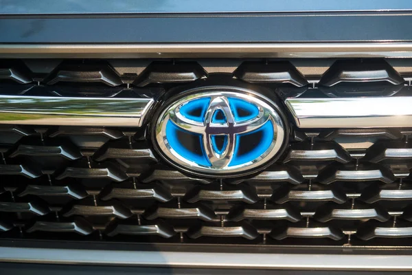 Bangkok, Tayland - 8 Mayıs 2022: Toyota amblemi hibrid modellerde Toyota tarafından kullanılan hibrid motorlu. 1.8 litre hibrit motorlu yepyeni Toyota Corolla Cross arabasının ön görüntüsü