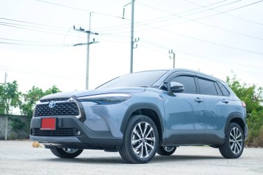 Bangkok, Tayland - 8 Mayıs 2022: 1.8 litre hibrit motorlu yeni bir Toyota Corolla Cross arabası