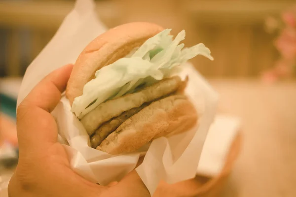 Male Hand Holding Tasty Hamburger Close — Fotografie, imagine de stoc