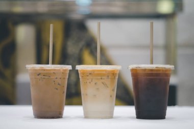 Masada üç bardak buzlu kahve içeceği var. Buzlu latte, buzlu mocha ve buzlu americano.