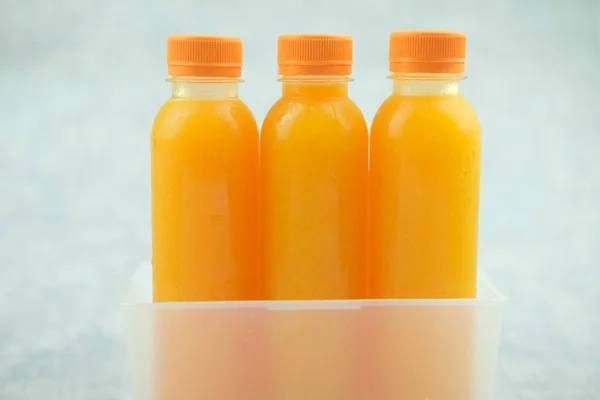 Jugo Naranja Fresco Saludable Una Botella Con Tapa Naranja Cerca — Foto de Stock