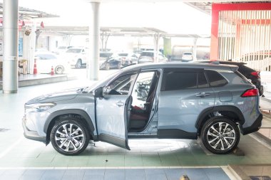 Bangkok, Tayland - 14 Mayıs 2022: Showroom Toyota 'da 1.8 Litre hibrid motorlu yepyeni Corolla Cross marka SUV arabaları.