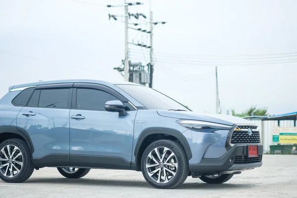 Bangkok, Tayland - 14 Mayıs 2022: 1.8 litrelik hibrit motorlu yepyeni Toyota Corolla Cross arabası. Toyota 'nın son cipi. Melez motor 4. nesil..