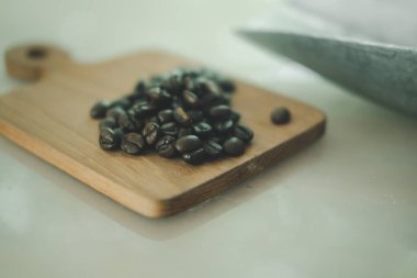 Tahtada kavrulmuş kahve çekirdekleri.