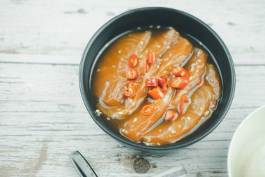 Soya soslu turşu, kırmızı biber ve beyaz susam. Lezzetli yemek..