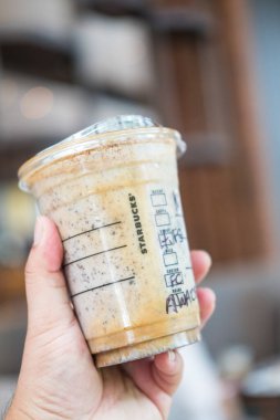 Bangkok, Samut Prakan - 22 Mayıs 2022: Starbucks kahvesinden bir fincan Almondmilk beyaz afogato frappuccino. Starbucks dünyanın en büyük kahve dükkanıdır ve çok popülerdir.
