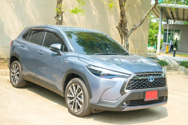 Bangkok, Tayland - 22 Mayıs 2022: özel yeni Toyota Corolla CROSS, Celestite gri metalik. Toyota 'nın son cipi. Melez motor 4. nesil.