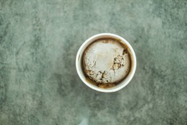 Çikolata aromalı dondurma kepçeleri ya da karton bardak ambalajında toplar. Üst görünüm