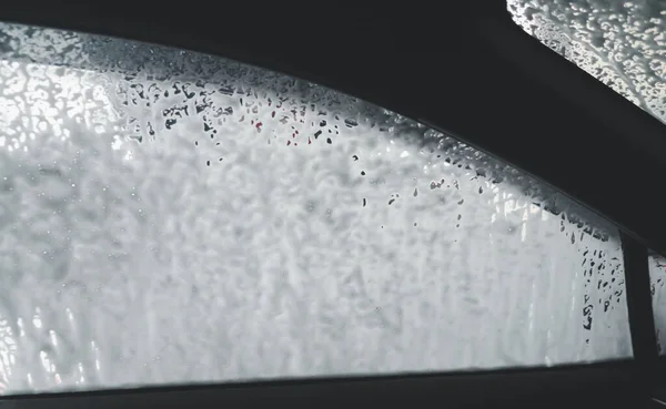 Araba Yıkama Istasyonunda Köpükle Araba Yıkama Arabanın Içinden Ayna Temizleme — Stok fotoğraf