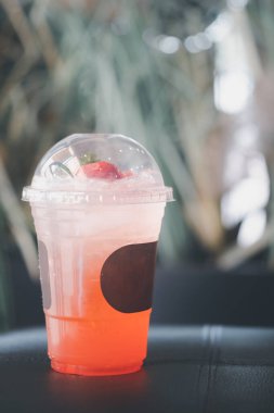 Kafede bir bardak çilekli soda.