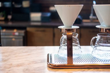 Kafedeki cam filtre kahve makinesini kapat.