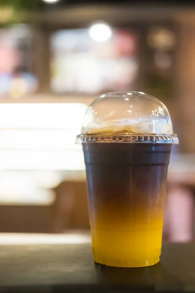 Een Glas Ijskoffie Gemengd Met Sinaasappelsap Twee Tinten Laag — Stockfoto