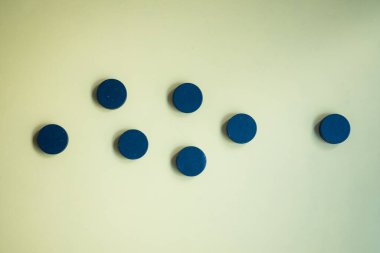 Sarı zemin üzerinde ahşap siyah yuvarlak şekil