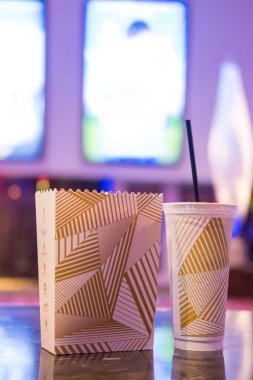 Samut Prakan, Tayland - 29 Mayıs 2022: Bangkok, Tayland 'daki Major Cineplex tiyatrosu önünde bir dizi patlamış mısır ve içecek.