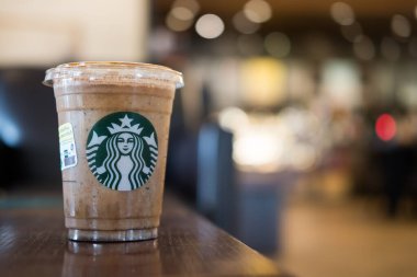 Bangkok, Samut Prakan - 29 Mayıs 2022: Masadaki Starbucks kahvesinden bir bardak beyaz çikolatalı afogato frappuccino