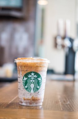 Bangkok, Samut Prakan - 29 Mayıs 2022: Starbucks kahvesinden bir bardak Almondmilk beyaz afogato frappuccino. Starbucks dünyanın en büyük kahve dükkanıdır ve çok popülerdir.