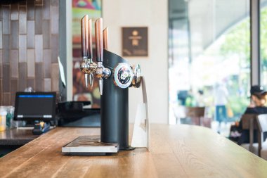 Samut Prakan, Tayland - 29 Mayıs 2022: Starbucks kahve dükkanındaki Nitro Cold Brew musluğu, kahve barındaki nitro kahve muslukları