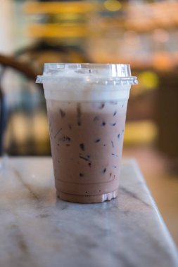 Kafenin tepesinde taze sütle buzlu çikolata.