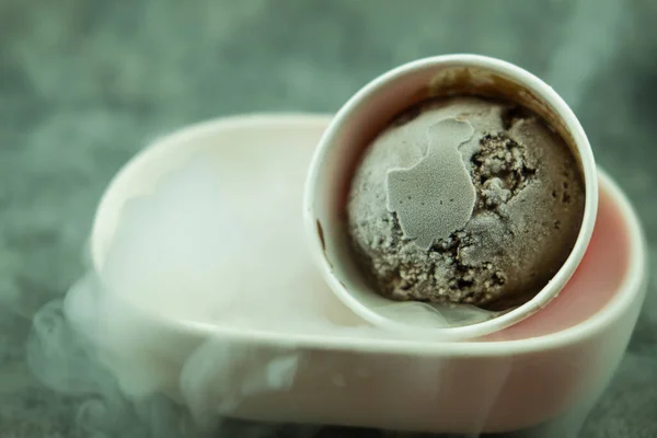 Cuillère Crème Glacée Cacao Foncé Avec Fumée Glace Sèche Gros — Photo