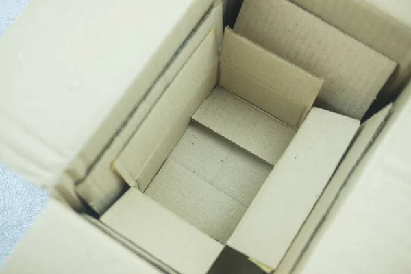 Otwórz Małe Kartonowe Pudełka Ułożone Środku Małe Pudełko Dużym Pudełku — Zdjęcie stockowe