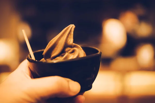 Σοκολάτα Μαλακό Εξυπηρετούν Παγωτό Στο Χέρι — Φωτογραφία Αρχείου
