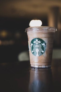 Bangkok, Samut Prakan - 4 Haziran 2022: Starbucks kahvesinden bir bardak beyaz çikolatalı afogato frappuccino. Starbucks dünyanın en büyük kahve dükkanıdır ve çok popülerdir.