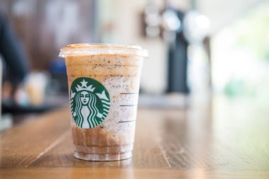 Bangkok, Samut Prakan - 4 Haziran 2022: Starbucks kahvesinden bir bardak beyaz çikolatalı afogato frappuccino. Starbucks dünyanın en büyük kahve dükkanıdır ve çok popülerdir.