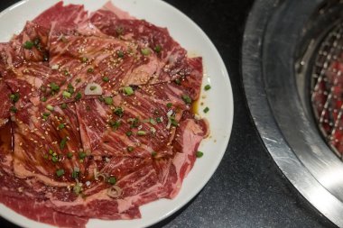İnce dilimlenmiş çiğ et. Japon usulü ızgara.