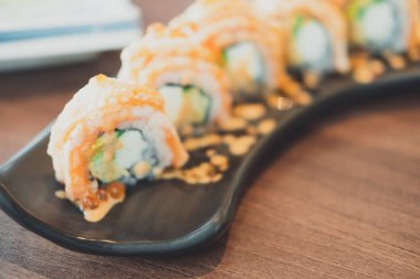 Somon suşi roll - Japon gıda tarzı