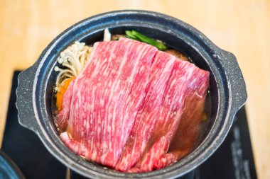 Sukiyaki popüler bir tencere yemeğidir. Ana malzemesi ince dilimlenmiş sığır eti ve Shabu restoranında sukiyaki sosu ve bir sürü sebzeyle yemek.