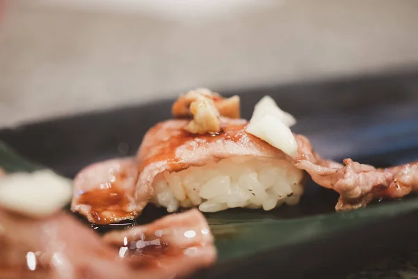 Sushi Premium Carne Vită Grătar Sushi Wakyu Vase Negre — Fotografie, imagine de stoc