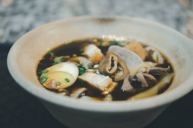 Haşlanmış Çin makarna karesi, rulo pirinç eriştesi Tayland 'da 