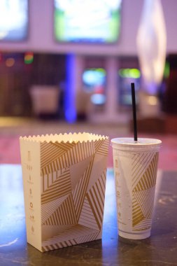 Samut Prakan, Tayland - 11 Haziran 2022: Bangkok, Tayland 'daki Major Cineplex tiyatrosu önünde bir dizi patlamış mısır ve içecek.