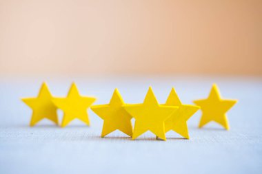 Üç yıldız (3 yıldız), olumlu müşteri geribildirim ve değerlendirmesi konsepti, mükemmel performans, eleştirmen ve ziyaretçilerin değerlendirilmesi. Kalite seviyesi, iyi hizmet.
