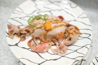 Bir tabak dilimlenmiş ve kavrulmuş Japon bifteği suşi, birinci sınıf suşi.