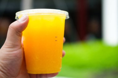 İnsan elinin yakın plan çekimi doğanın akışına ters.