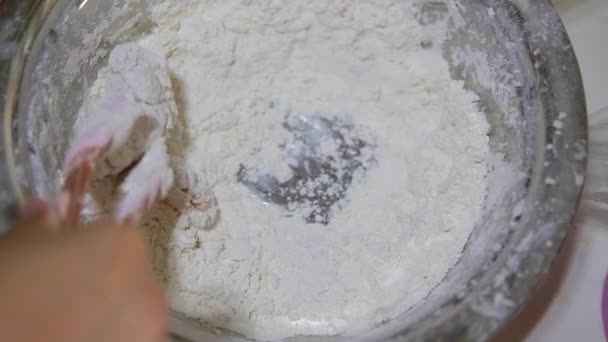 Kook Zorgvuldig Mengt Witte Tarwebloem Met Kip Bereiding Van Gepaneerde — Stockvideo