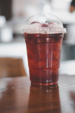 Buzlu ahududu ve böğürtlen. Soğuk yaz içeceği