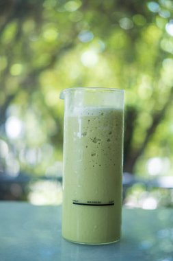Uzun bardakta yeşil çay kokteyli. Seçici odak