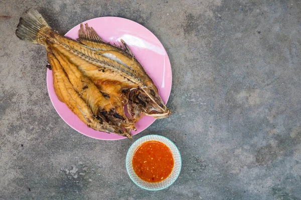 甘辛いソースがかかった深海魚ベースの魚介類ソースは 魚介類の専門店でよく食べられるメニューで 魚ベースの揚げたての魚醤が美味しいことから人気があります — ストック写真