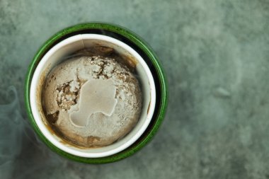 Tek bir çikolatalı dondurma topu ya da kepçe. Üst görünüm