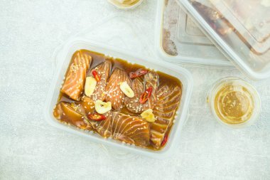 Kore usulü marine edilmiş bir kutu soya sosu. Üst görünüm