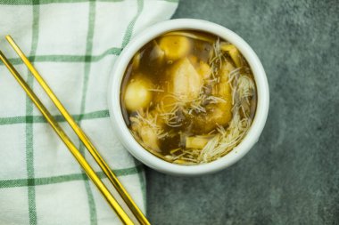 Mini kasede balık maw çorbası (bıldırcın yumurtası, bambu filizi, pirinç vermicelli ve tavuk). Lezzetli Çin usulü çorba